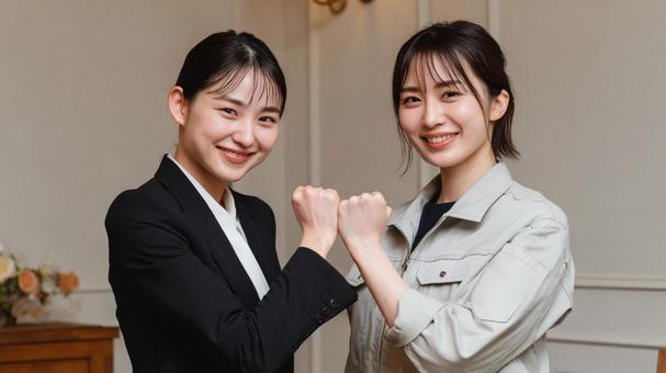 笑顔で団結する女性たち 笑顔で団結する女性たちの写真