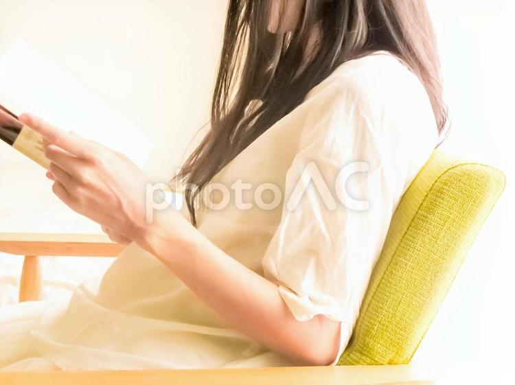 ソファで読書をする女性 女性,読書,読書中の写真素材