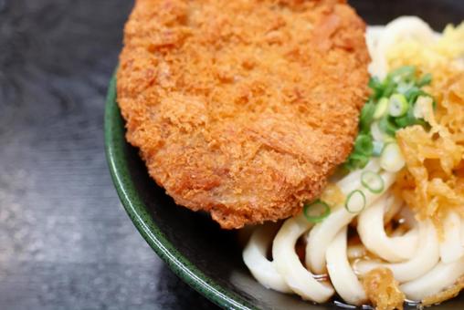 さぬきうどん店のメンチカツぶっかけ冷や さぬきうどん店のメンチカツぶっかけ冷や さぬきうどん,うどん,メンチカツの写真素材