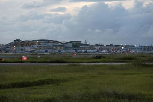 オレンジ色の空の下に輝く福岡空港 オレンジ色の空の下に輝く福岡空港の写真