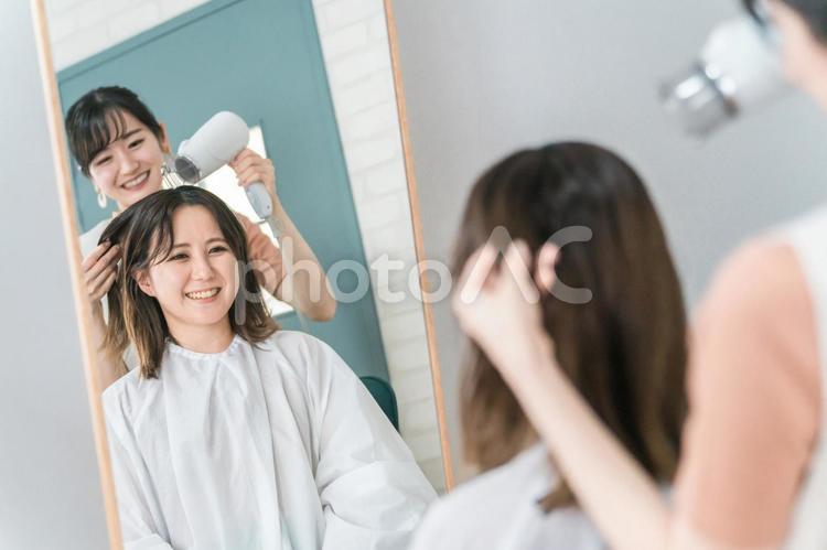 美容室・サロンでブローしてもらう女性　 ドライヤー,乾かす,ブローの写真素材