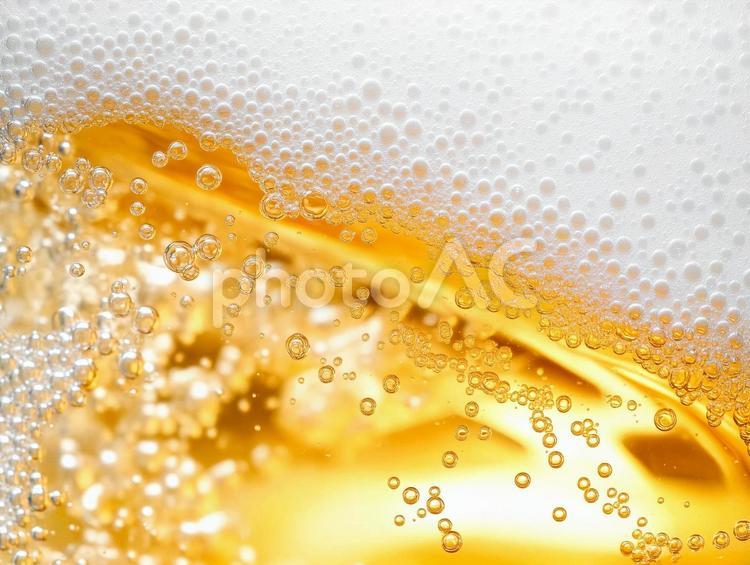 ビールが入ったグラスの表面の泡 ビール,泡,夏の写真素材