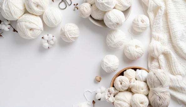 白い毛糸と手芸用品の写真