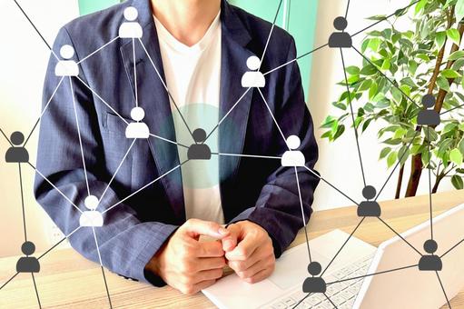 人との繋がりを大事にするビジネスマン 人との繋がりを大事にするビジネスマンの写真