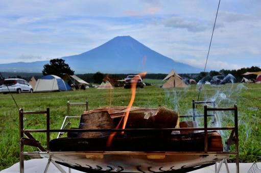 富士山を見ながら焚火でBBQ 富士山を見ながら焚火でBBQ 風景,キャンプ,カーサイドの写真素材