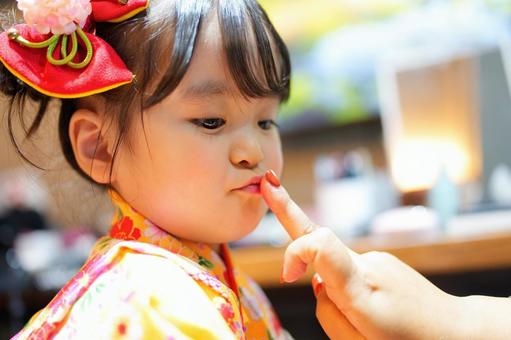紅をつけてもらう女の子 紅をつけてもらう女の子 七五三,お参り,七五三参りの写真素材