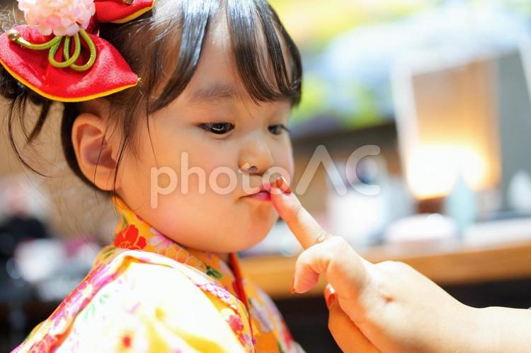 紅をつけてもらう女の子 七五三,お参り,七五三参りの写真素材