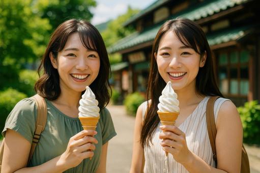 ソフトクリームを食べる旅先の女性 ソフトクリームを食べる旅先の女性の写真