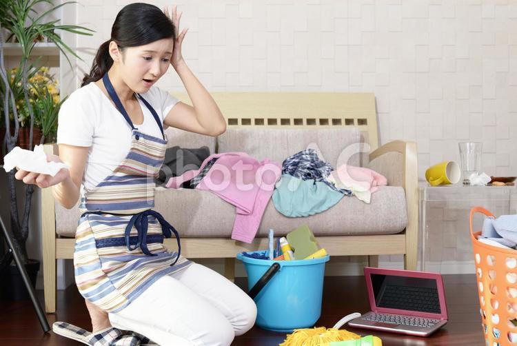 頭を抱える主婦 女性,女,主婦の写真素材