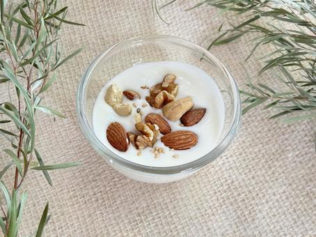 ヨーグルトにナッツ ナッツ,ヨーグルト,胡桃の写真素材