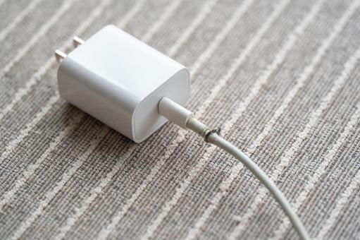 部屋ラグの上に電源プラグ断線 部屋ラグの上に電源プラグ断線 断線,危険,故障の写真素材