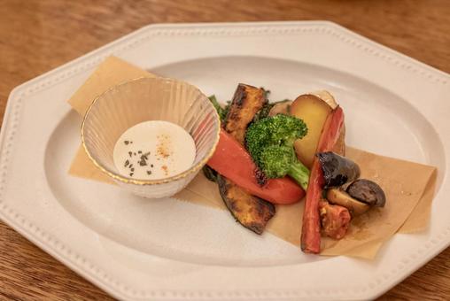 彩り豊かな焼き野菜のバーニャカウダ 彩り豊かな焼き野菜のバーニャカウダ バーニャカウダ,野菜,カフェの写真素材