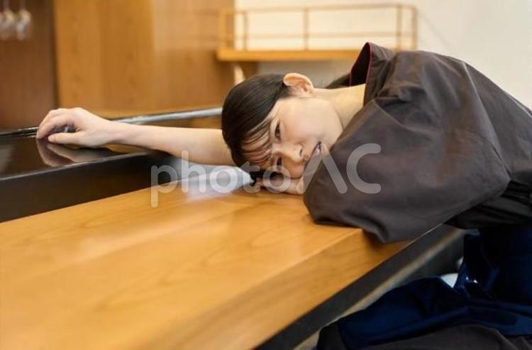 疲れる飲食店の従業員 女性,従業員,和食の写真素材