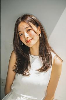 都会的な雰囲気のカジュアルなポートレート 都会的な雰囲気のカジュアルなポートレートの写真