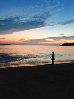 夕焼けの海と女の子 夕焼け,海,砂浜の写真素材
