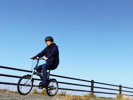 快晴のもと、自転車で快走する男性 快晴,快走,自転車の写真素材