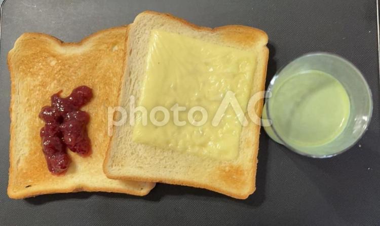 いちごジャムとチーズのトースなどの昼食 昼食,いちごジャム,チーズの写真素材