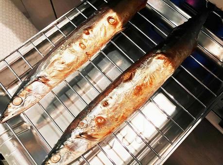 魚焼きグリルでさんまを焼く調理風景 魚焼きグリルでさんまを焼く調理風景 さんま,秋刀魚,焼き魚の写真素材