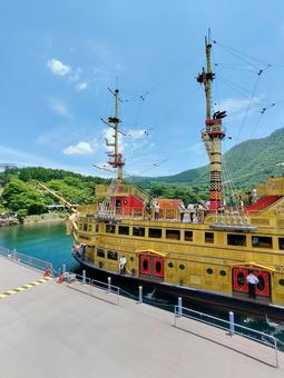 桃源台港の桟橋に到着する箱根海賊船 桃源台港の桟橋に到着する箱根海賊船 箱根海賊船,遊覧船,芦ノ湖の写真素材