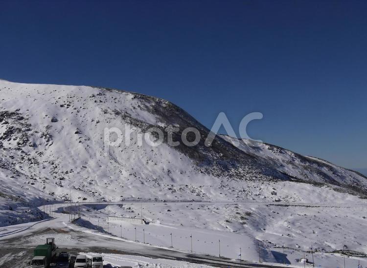 室堂の雪山の風景 旅行,立山黒部アルペンルート,雪山の写真素材