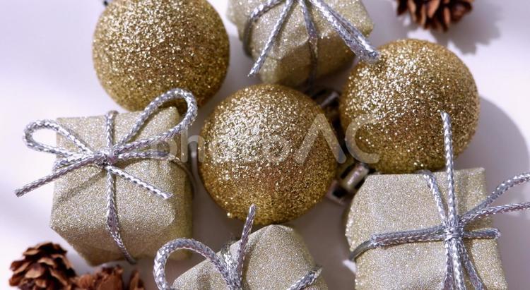 ギフトボックスとオーナメント クリスマス,プレゼント,金の写真素材