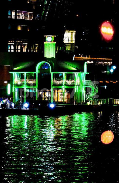 夜のみなとみらいの風景 ぷかりさん橋,ライトアップ,みなとみらいの夜景の写真素材