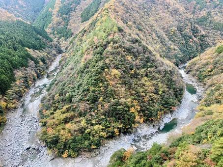色づく山と溪谷 色づく山と溪谷の写真