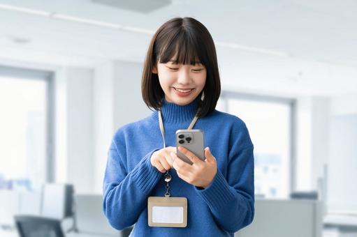 スマホを使う笑顔の女性・ビジネスウーマン 女性,スマホ,スマートフォンの写真素材