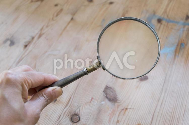 虫眼鏡を手に取る 虫眼鏡,ルーペ,拡大鏡の写真素材