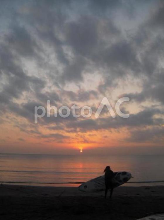 夕暮れの鎌倉材木座海岸 夕日,材木座海岸,海の写真素材