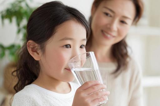 グラスの水を飲む女の子-4 グラスの水を飲む女の子-4の写真