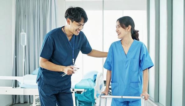 リハビリする患者と理学療法士の写真