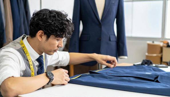 ジャケットを測定する男性の写真