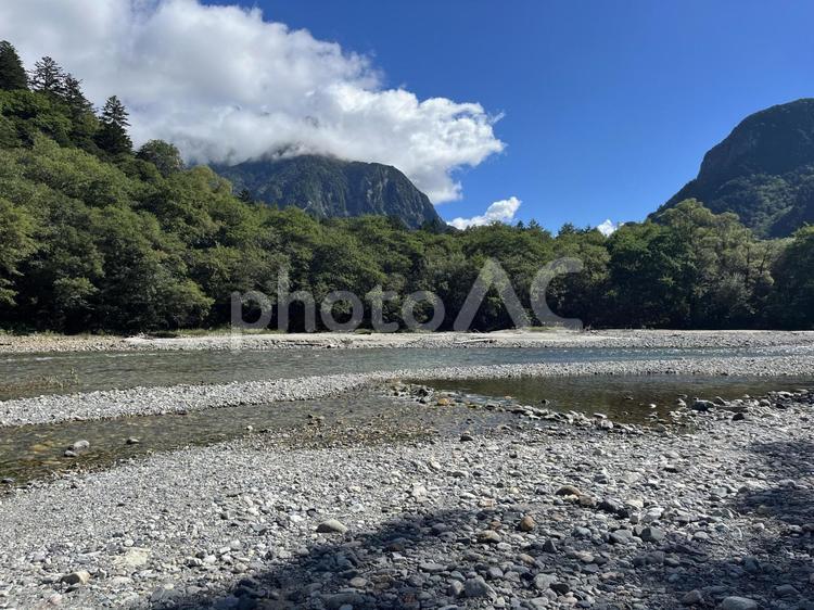 夏の上高地散策 上高地,川,森林の写真素材