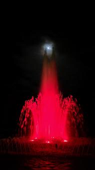 噴水と月の写真