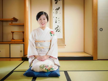 33：和服で微笑んでいる女性 着物,お座敷,伝統の写真素材