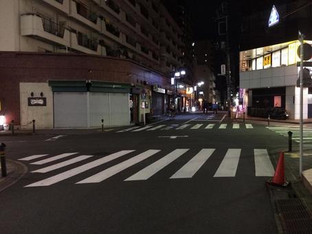 夜の大森の北二番街とガード通りの交差点 夜の大森の北二番街とガード通りの交差点 ガード通り,北二番街,夜の写真素材