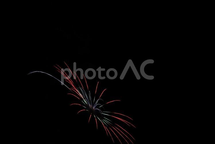 夏の夜を彩る打ち上げ花火　名脇役 打ち上げ花火,花火,華やかの写真素材