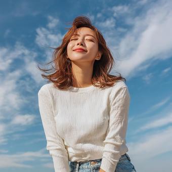 自然体で幸せそうな表情のアジア人女性 自然体で幸せそうな表情のアジア人女性の写真