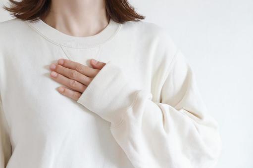 胸に手を当てる女性 手を当てる,女性,感情の写真素材