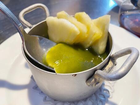 バジルとパイナップルのブランマンジェ ブランマンジェ,パイナップル,バジルの写真素材