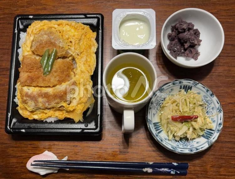 カツ丼弁当と自家製発酵キャベツなどの夕食 夕食,ご飯,あきたこまちの写真素材