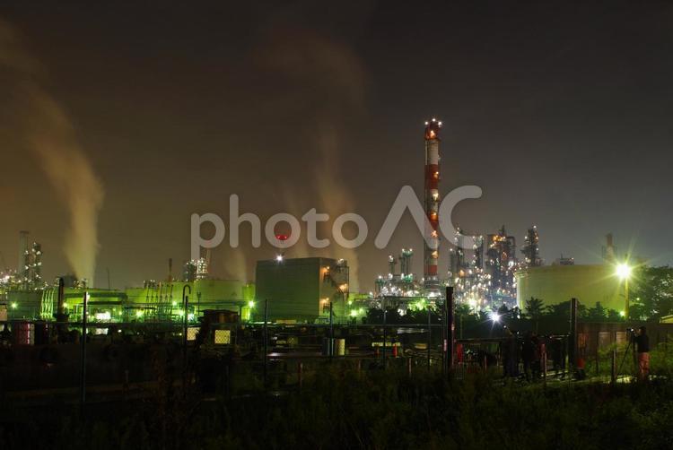 工場夜景を撮影する人々 夜景,工場夜景,京浜工業地帯の写真素材
