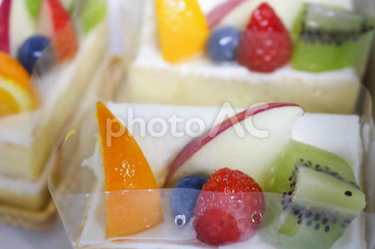 フルーツケーキのカット断面いちごキウイ お菓子,カラフル,糖分の写真素材