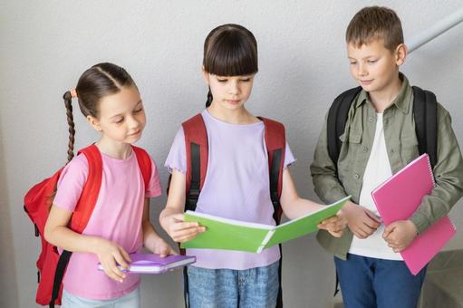 ノートを見る生徒たち 男の子,女の子,子どもの写真素材