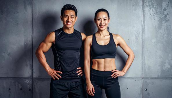 鍛え上げられた体でポーズをとる男女の写真