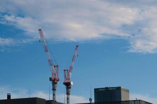 2機のクレーン車 クレーン車,空,雲の写真素材