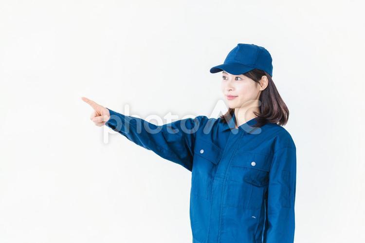 安全確認をする作業服を着た女性 保守点検,作業服,建築の写真素材
