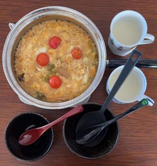 鶏肉と白菜の鍋のおじやと豆乳甘酒の朝食 鶏肉,白菜,鍋の写真素材