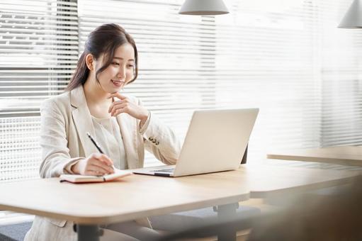 Asian woman taking notes, JPG Asian woman taking notes, mujer, una mujer de negocios, co-working espacio, JPG